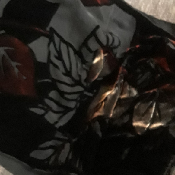 Silk velvet sheer Leaf patterned scarf - Picture 7 of 9